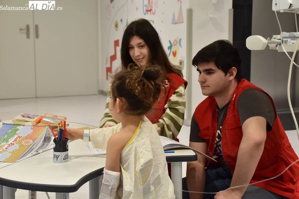 Así es el voluntariado de Cruz Roja Juventud en el Hospital de Salamanca | FOTOS: Vanesa Martins 