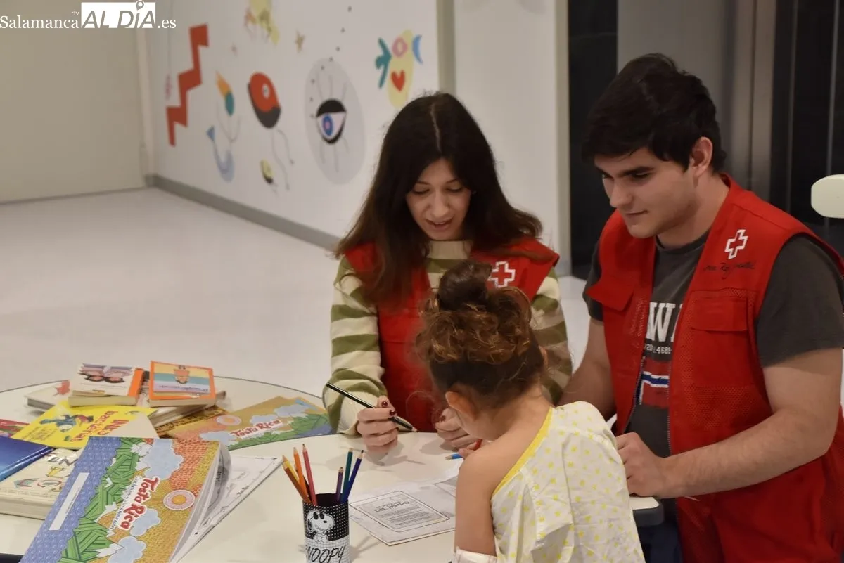 Así es el voluntariado de Cruz Roja Juventud en el Hospital de Salamanca | FOTOS: Vanesa Martins 