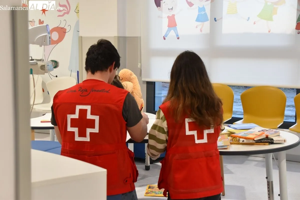 Así es el voluntariado de Cruz Roja Juventud en el Hospital de Salamanca | FOTOS: Vanesa Martins 