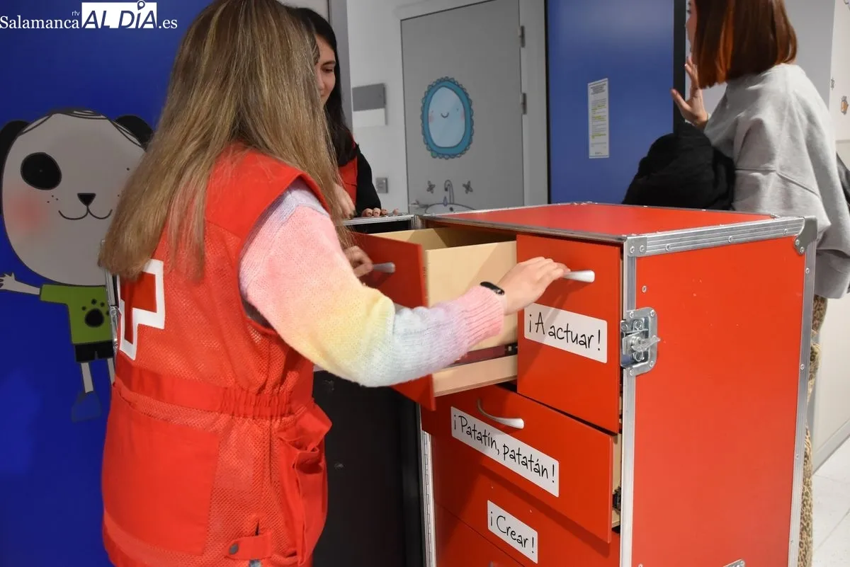 Así es el voluntariado de Cruz Roja Juventud en el Hospital de Salamanca | FOTOS: Vanesa Martins 