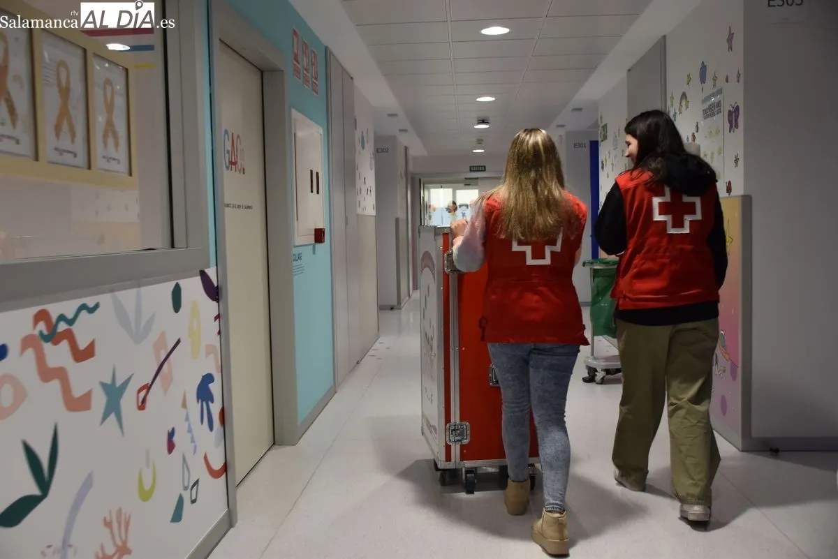 Así es el voluntariado de Cruz Roja Juventud en el Hospital de Salamanca | FOTOS: Vanesa Martins 
