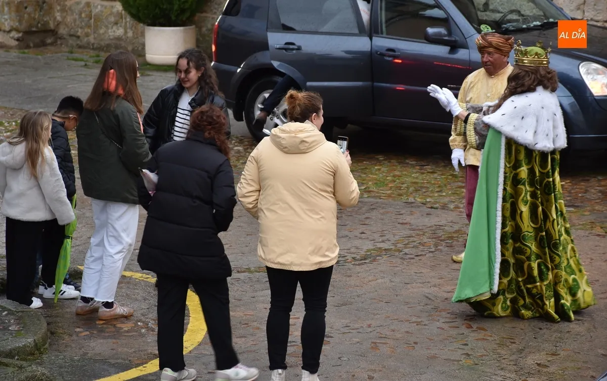 Foto 3 - Los Magos ampl&iacute;an su ronda de visitas a las residencias de ancianos de Ciudad Rodrigo