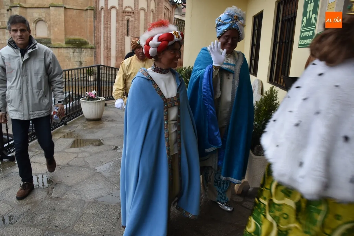 Foto 6 - Los Magos ampl&iacute;an su ronda de visitas a las residencias de ancianos de Ciudad Rodrigo
