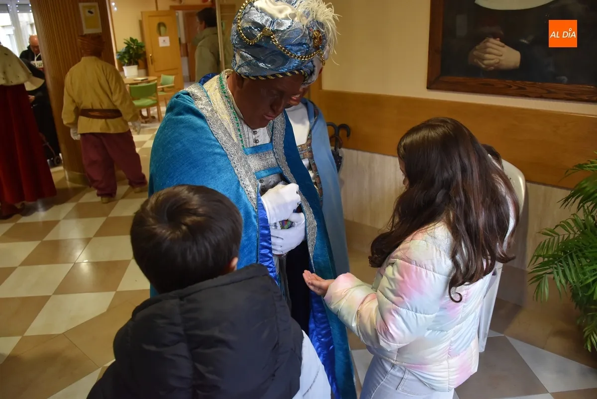 Foto 8 - Los Magos ampl&iacute;an su ronda de visitas a las residencias de ancianos de Ciudad Rodrigo