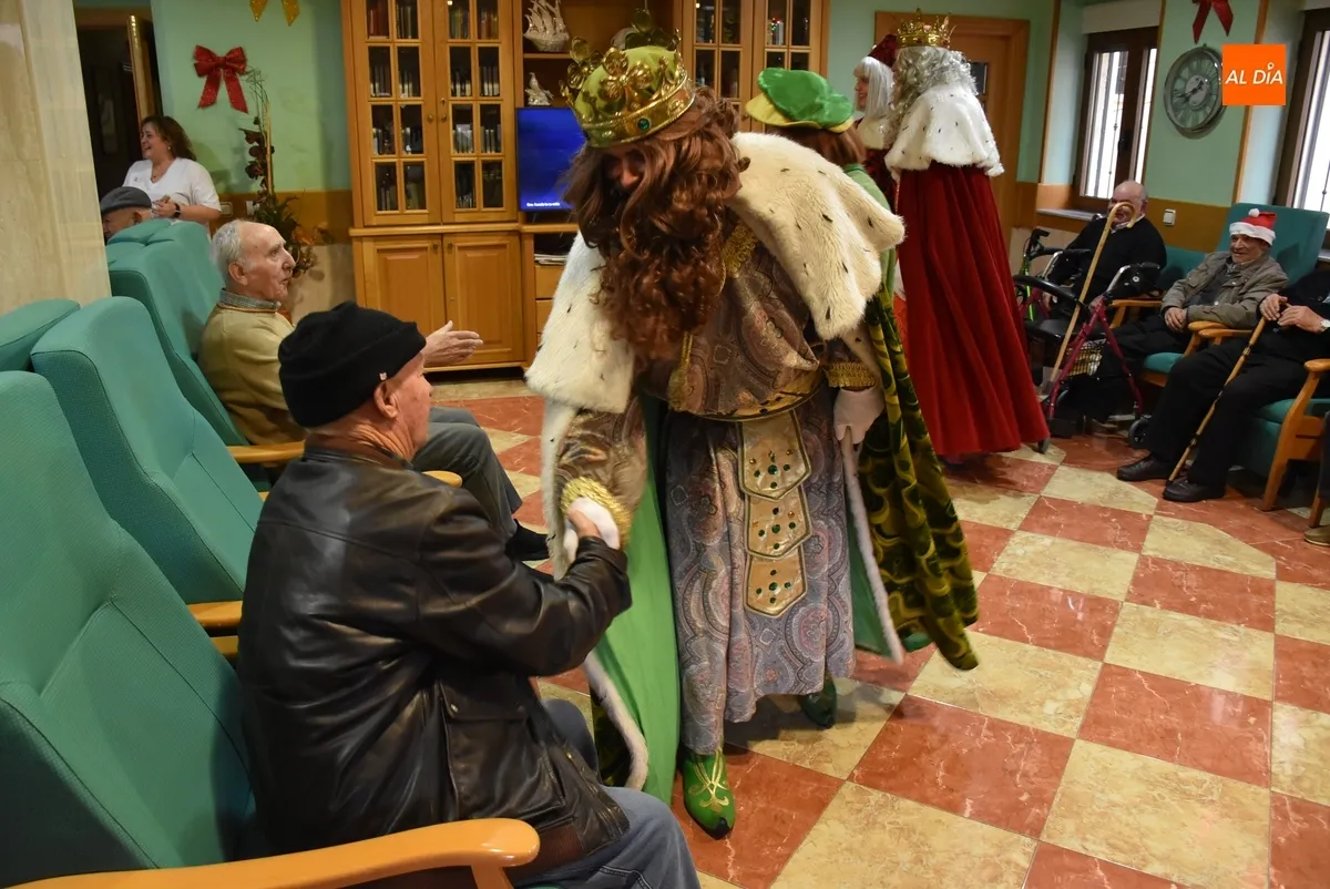 Foto 9 - Los Magos ampl&iacute;an su ronda de visitas a las residencias de ancianos de Ciudad Rodrigo