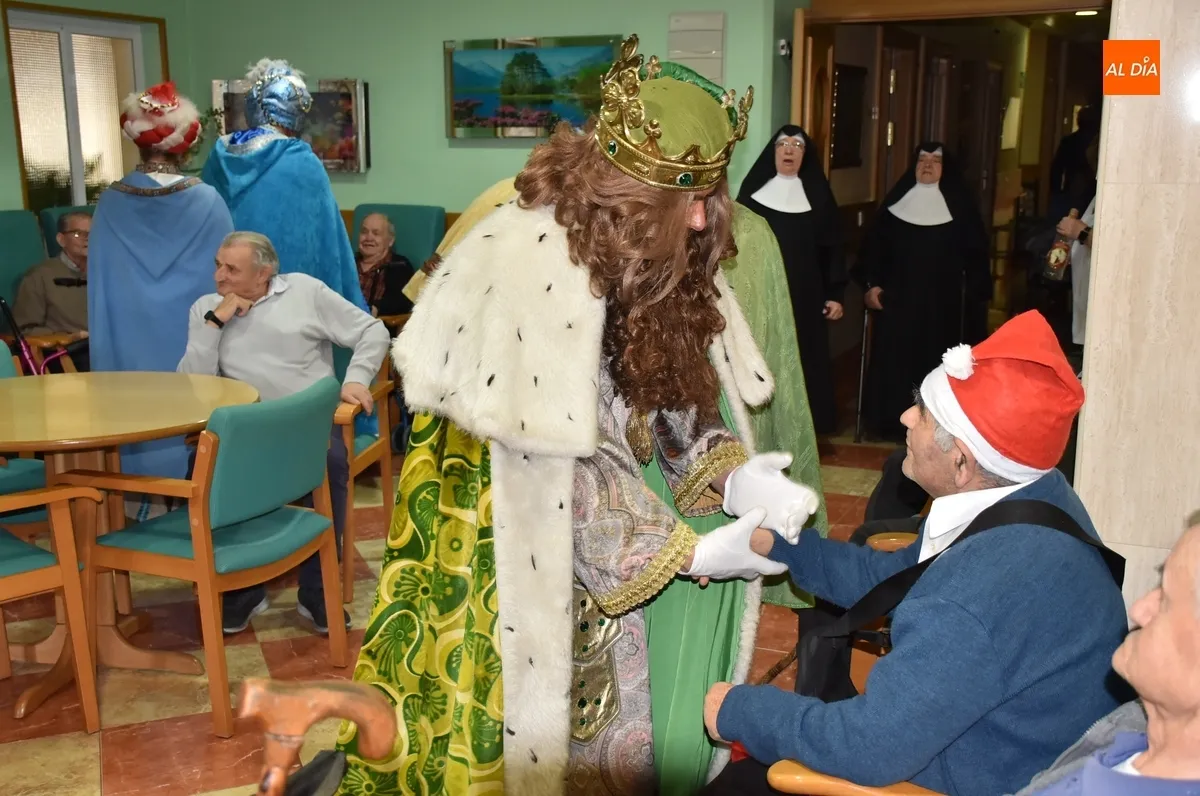 Foto 10 - Los Magos ampl&iacute;an su ronda de visitas a las residencias de ancianos de Ciudad Rodrigo