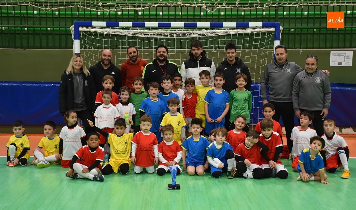 Foto 2 - Los protagonistas de la Liga Prebenjam&iacute;n del III Columnas ofrecen su trofeo a la afici&oacute;n