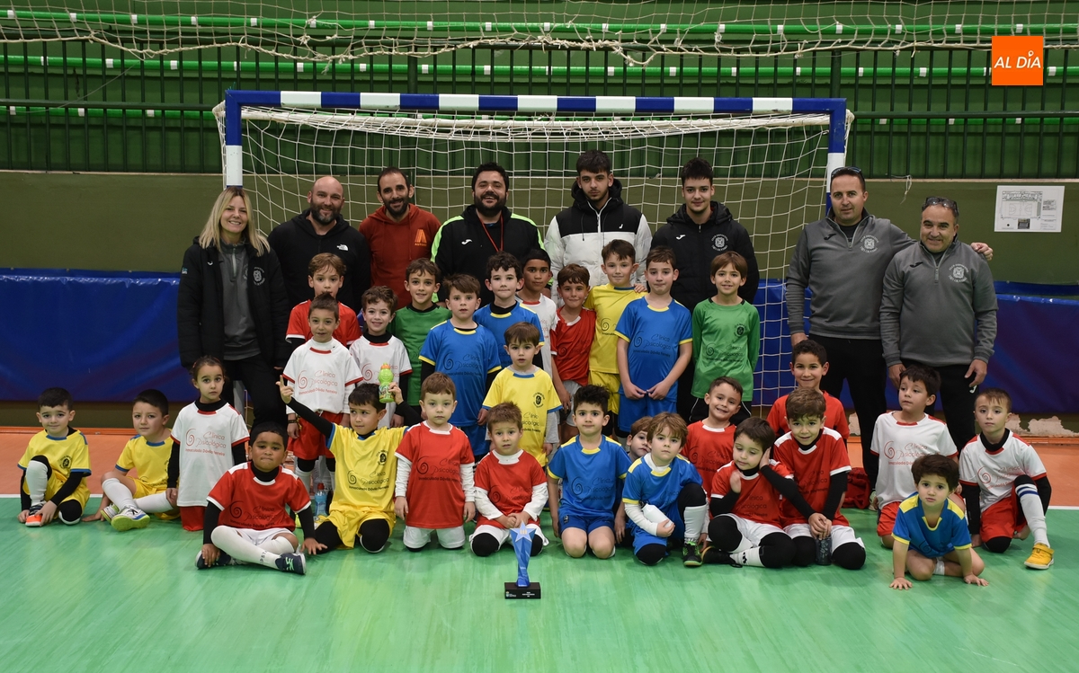 Los protagonistas de la Liga Prebenjamín del III Columnas ofrecen su trofeo a la afición