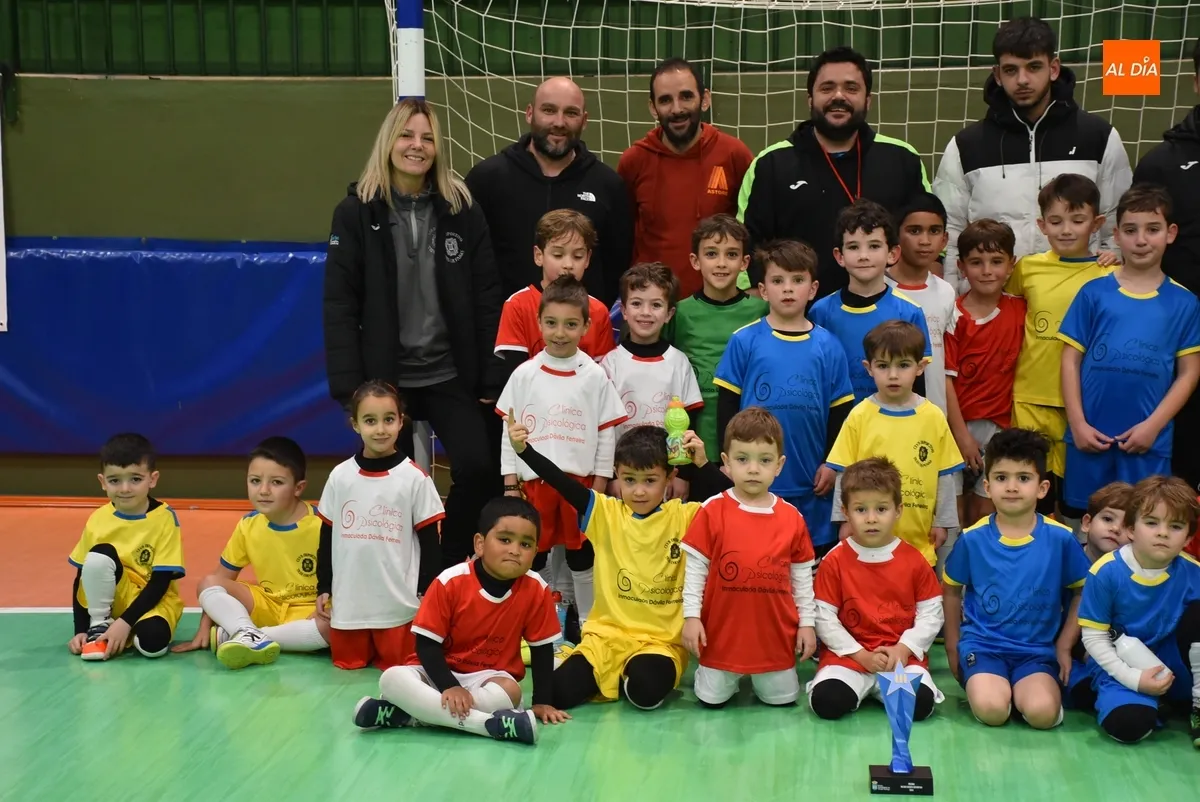 Foto 3 - Los protagonistas de la Liga Prebenjam&iacute;n del III Columnas ofrecen su trofeo a la afici&oacute;n