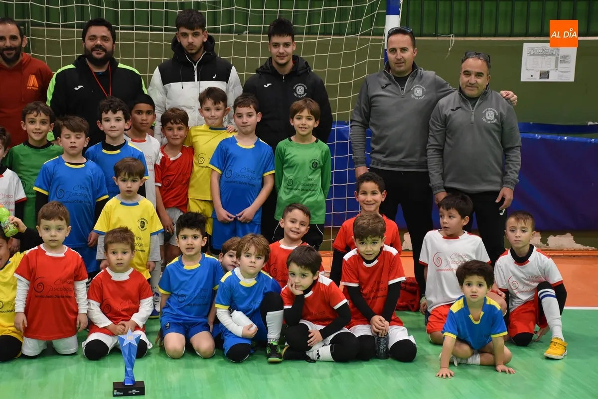 Foto 4 - Los protagonistas de la Liga Prebenjam&iacute;n del III Columnas ofrecen su trofeo a la afici&oacute;n