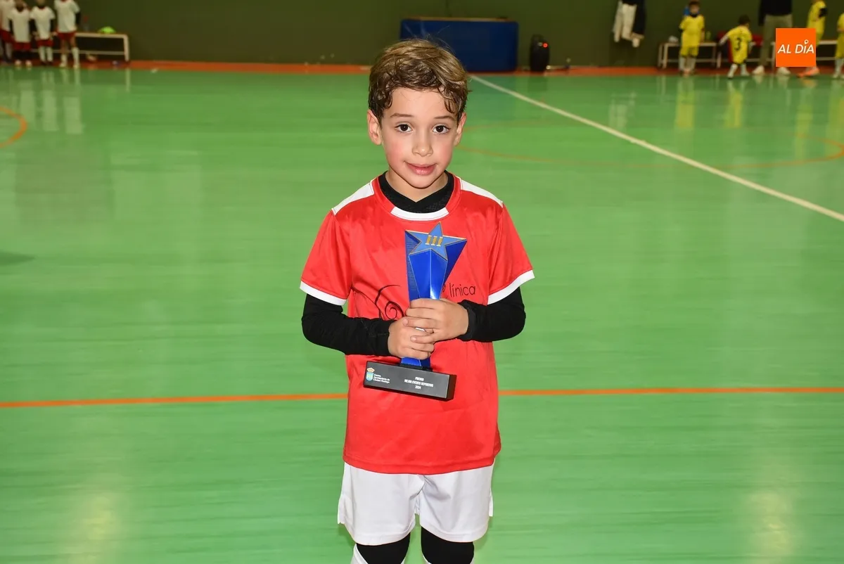 Foto 5 - Los protagonistas de la Liga Prebenjam&iacute;n del III Columnas ofrecen su trofeo a la afici&oacute;n