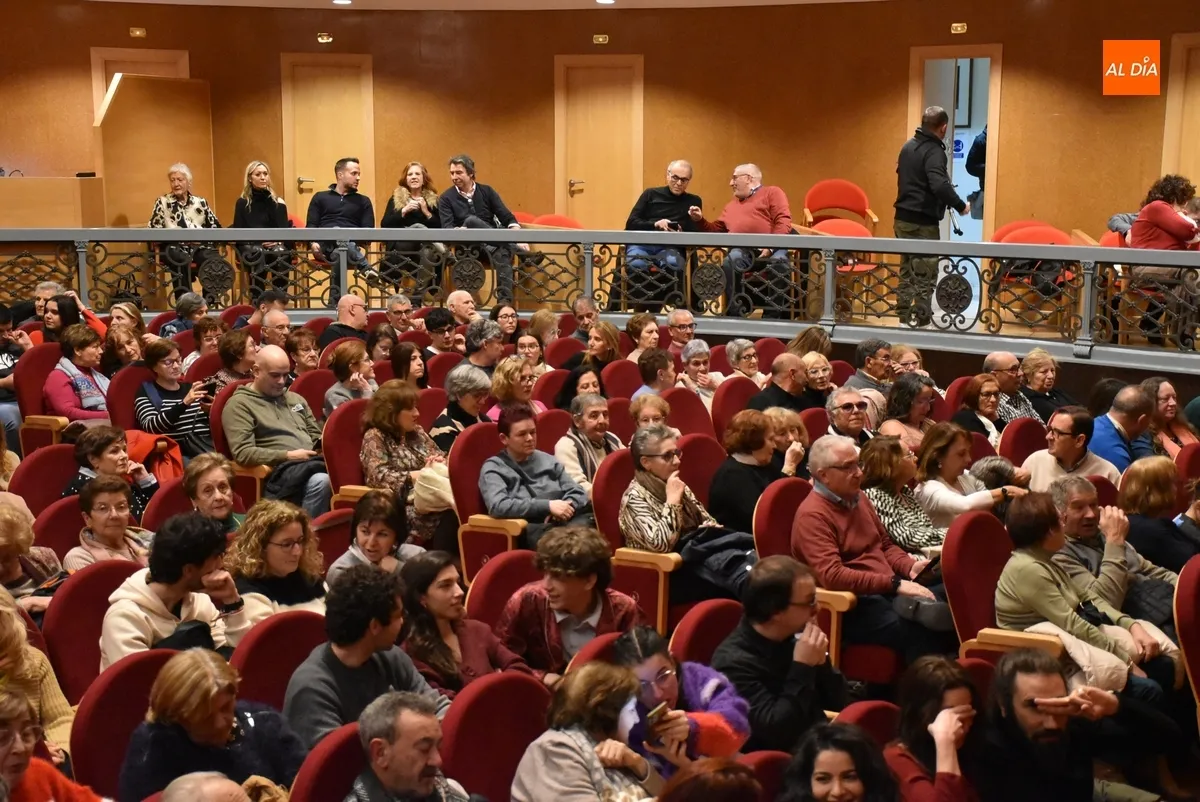 Foto 4 - Tel&eacute;fono Rojo Producciones abre los espect&aacute;culos esc&eacute;nicos por los 125 a&ntilde;os del Teatro