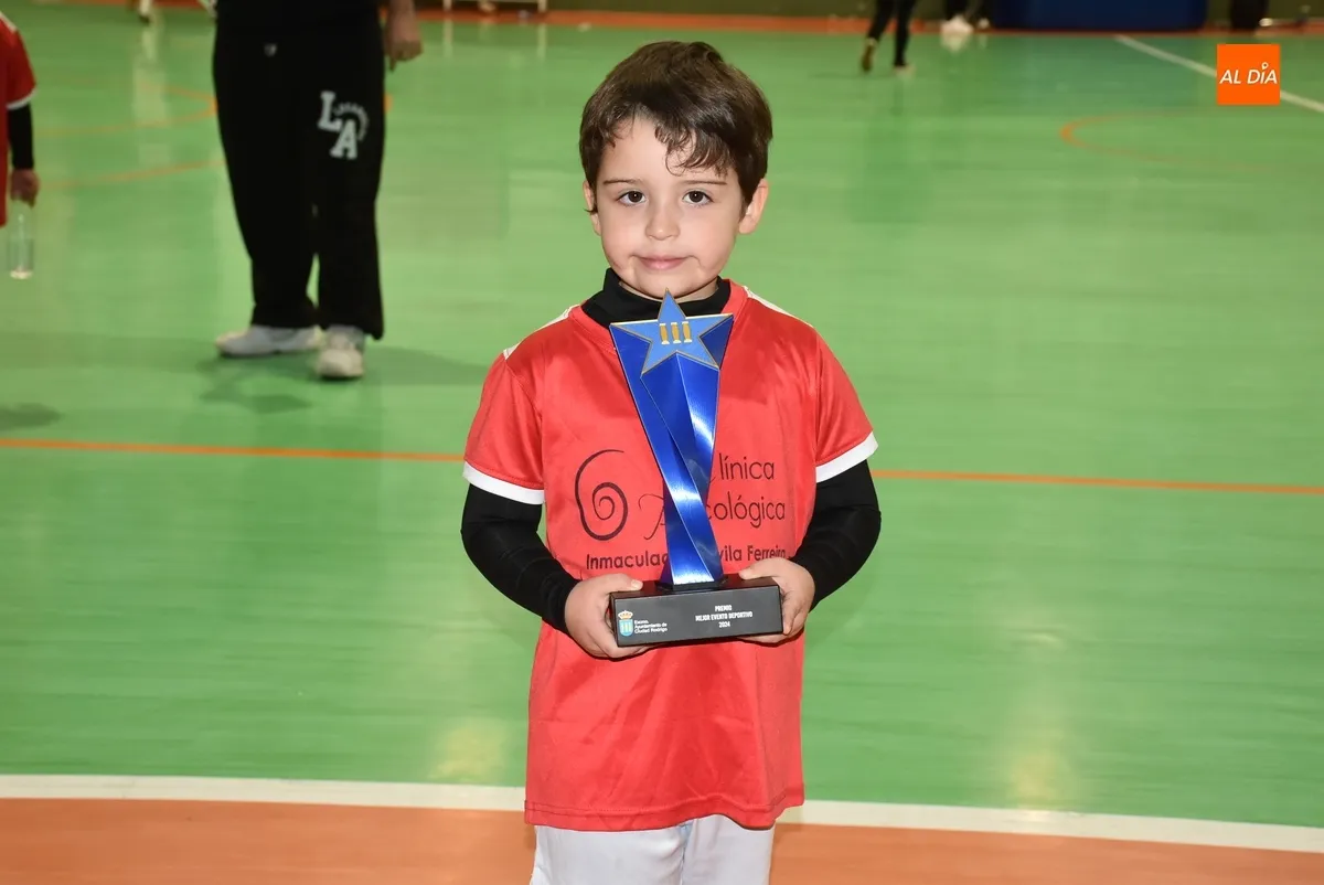 Foto 6 - Los protagonistas de la Liga Prebenjam&iacute;n del III Columnas ofrecen su trofeo a la afici&oacute;n