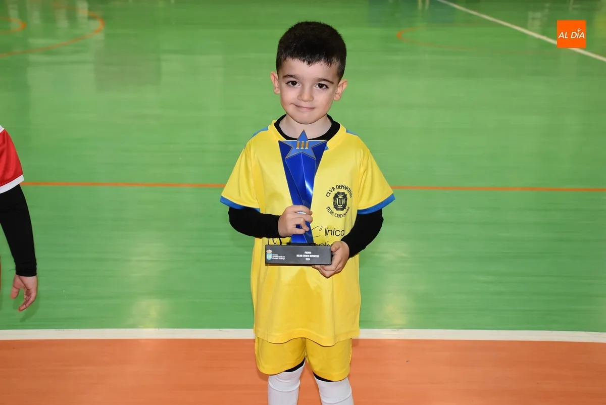 Foto 7 - Los protagonistas de la Liga Prebenjam&iacute;n del III Columnas ofrecen su trofeo a la afici&oacute;n