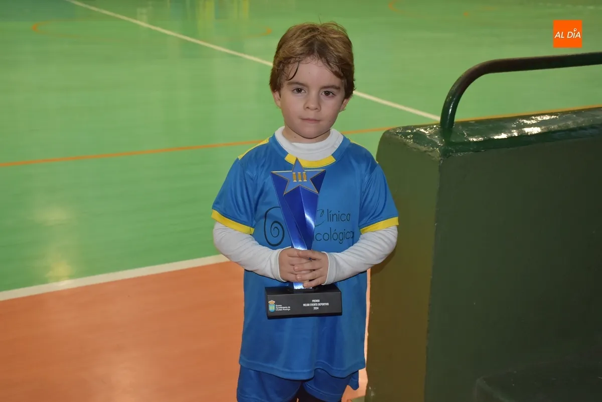 Foto 8 - Los protagonistas de la Liga Prebenjam&iacute;n del III Columnas ofrecen su trofeo a la afici&oacute;n