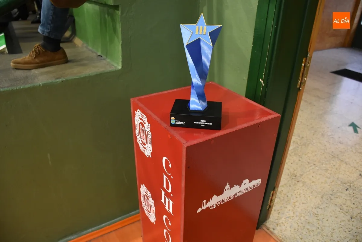 Foto 10 - Los protagonistas de la Liga Prebenjam&iacute;n del III Columnas ofrecen su trofeo a la afici&oacute;n