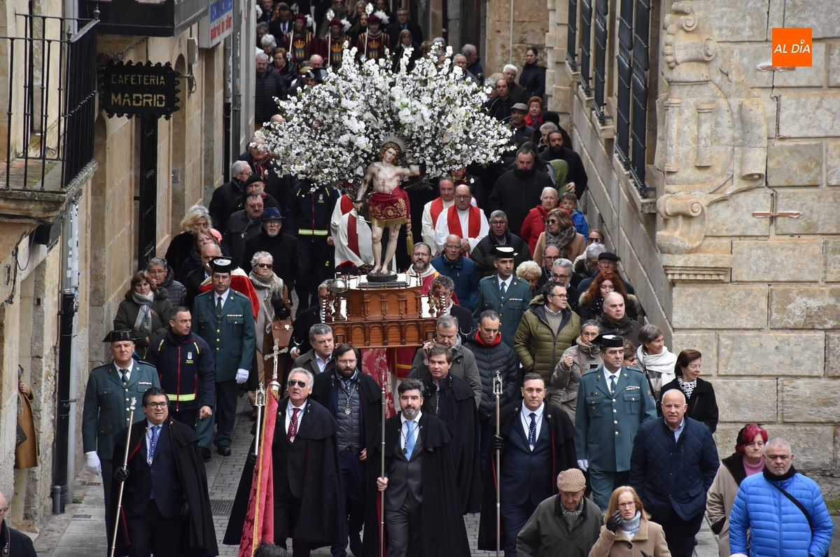 San Sebastián libra la lluvia en los debuts del piquete de la Guardia Civil y la Corte de Honor del Carnaval