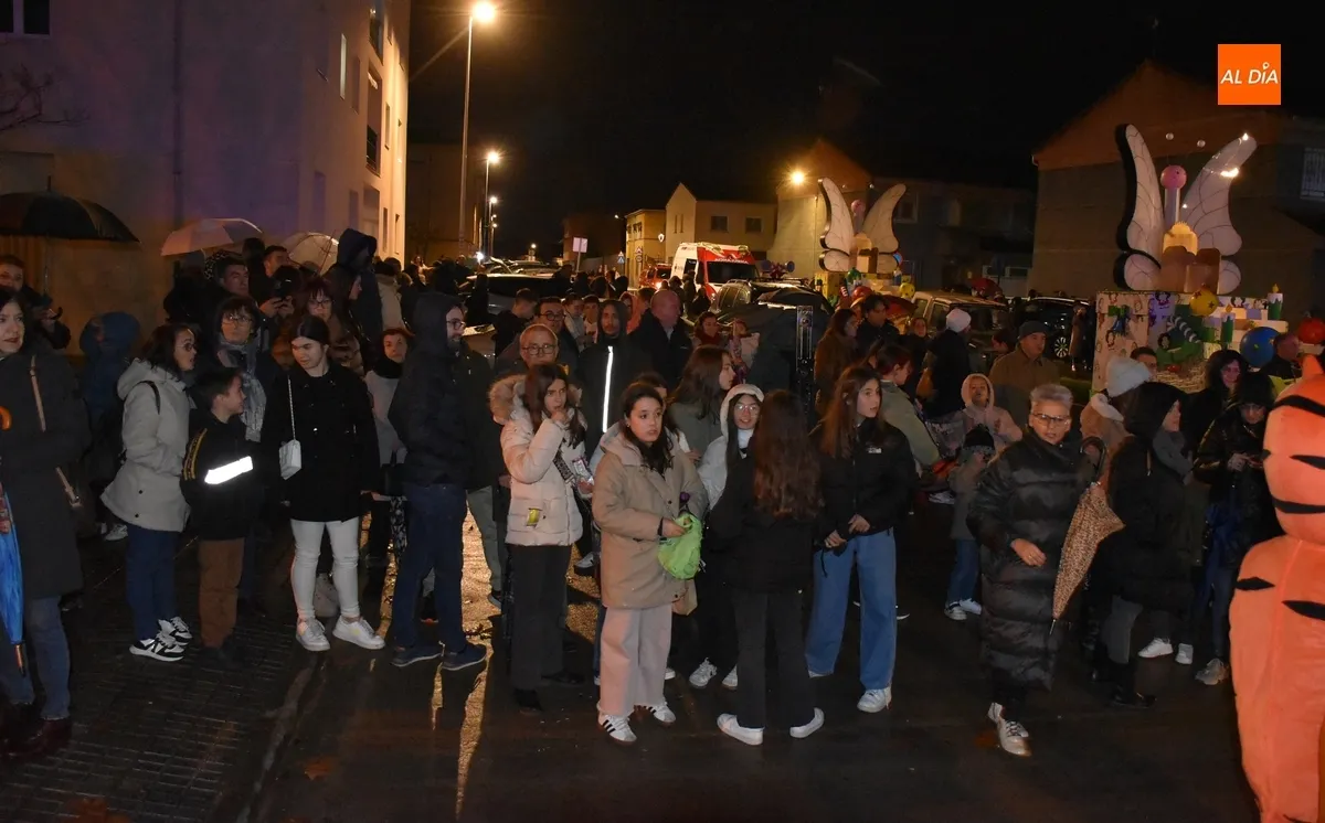Foto 2 - Los Reyes se calan en Ciudad Rodrigo pero logran alcanzar la Plaza Mayor junto a miles de personas