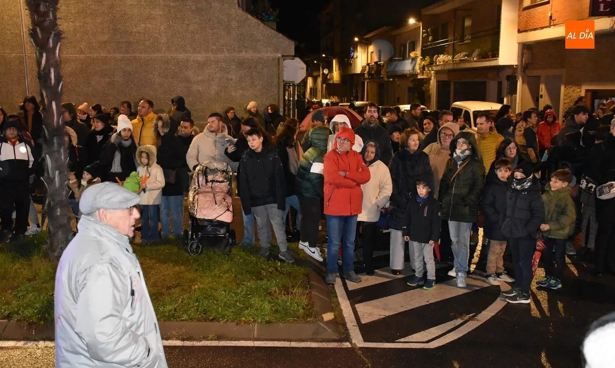 Foto 3 - Los Reyes se calan en Ciudad Rodrigo pero logran alcanzar la Plaza Mayor junto a miles de personas
