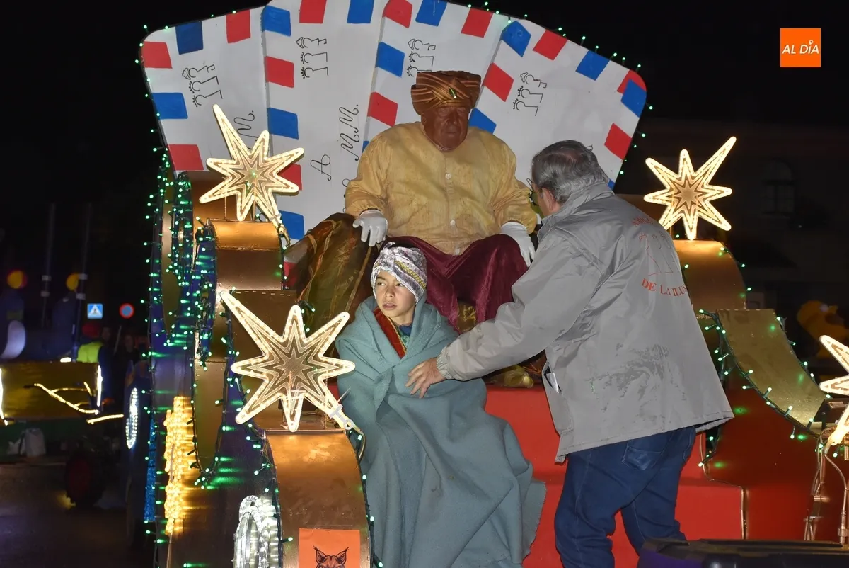 Foto 4 - Los Reyes se calan en Ciudad Rodrigo pero logran alcanzar la Plaza Mayor junto a miles de personas