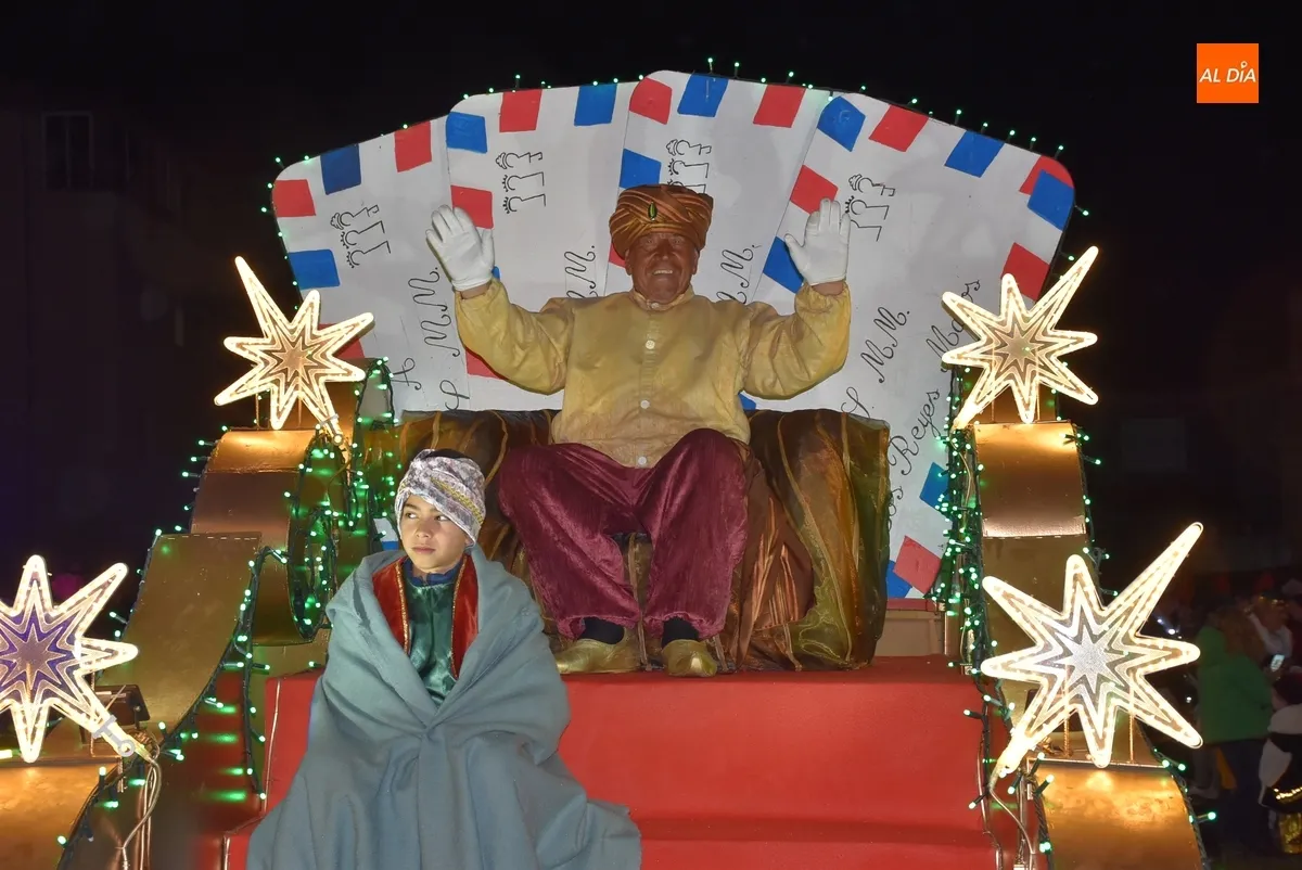 Foto 5 - Los Reyes se calan en Ciudad Rodrigo pero logran alcanzar la Plaza Mayor junto a miles de personas