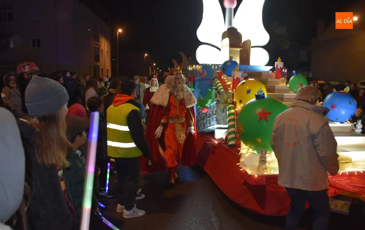 Foto 6 - Los Reyes se calan en Ciudad Rodrigo pero logran alcanzar la Plaza Mayor junto a miles de personas