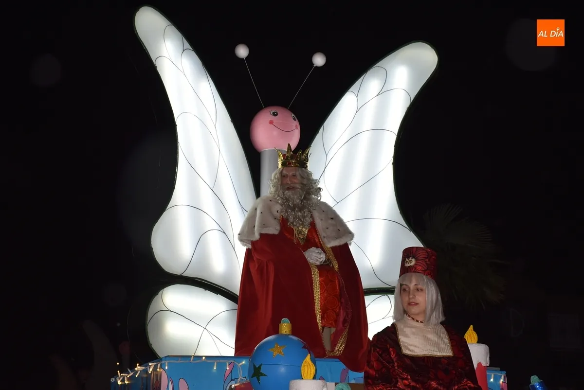 Foto 8 - Los Reyes se calan en Ciudad Rodrigo pero logran alcanzar la Plaza Mayor junto a miles de personas