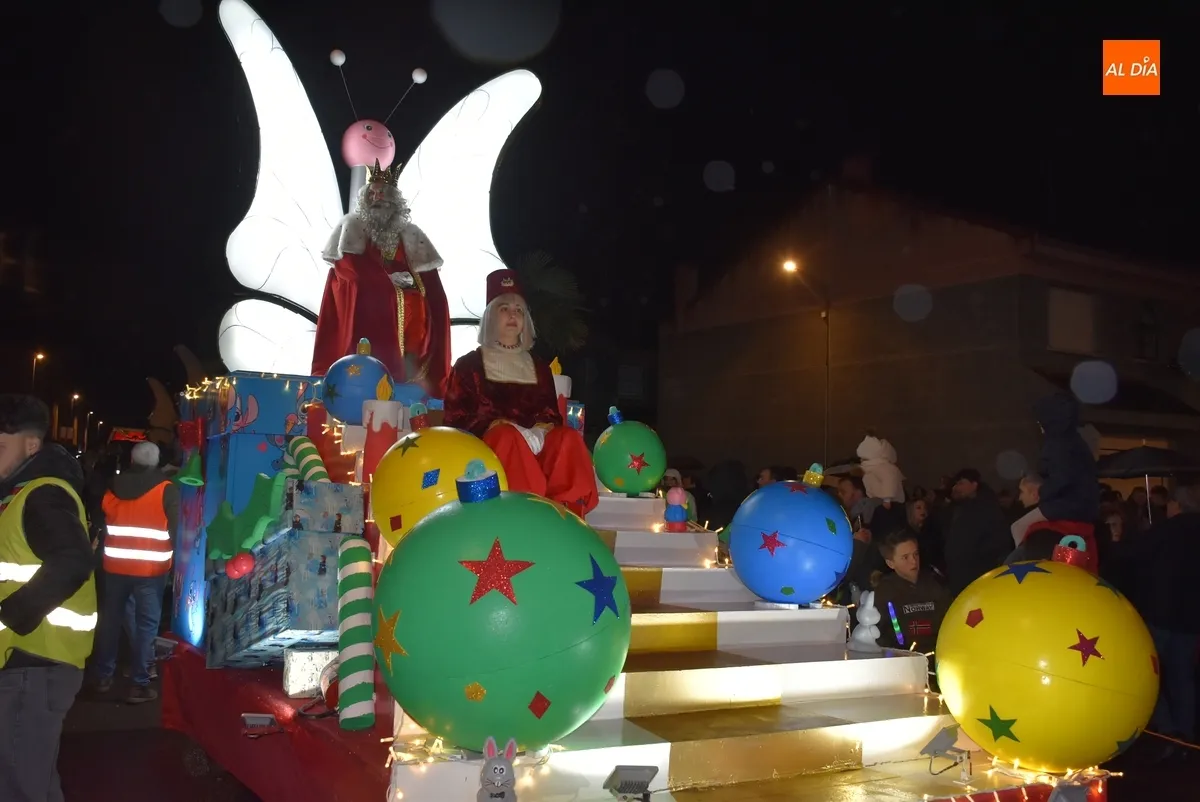 Foto 9 - Los Reyes se calan en Ciudad Rodrigo pero logran alcanzar la Plaza Mayor junto a miles de personas