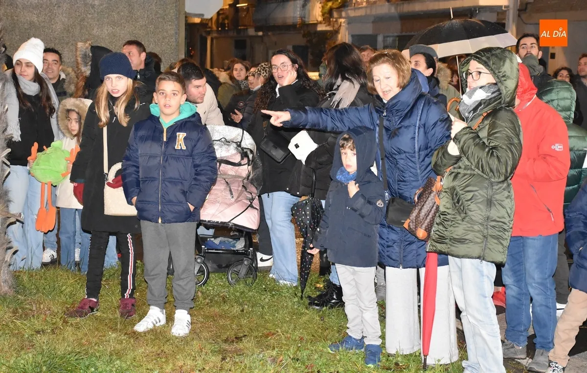 Foto 10 - Los Reyes se calan en Ciudad Rodrigo pero logran alcanzar la Plaza Mayor junto a miles de personas