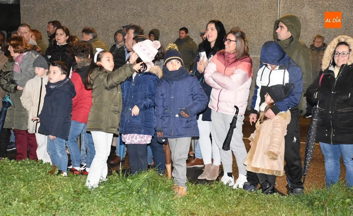 Foto 11 - Los Reyes se calan en Ciudad Rodrigo pero logran alcanzar la Plaza Mayor junto a miles de personas