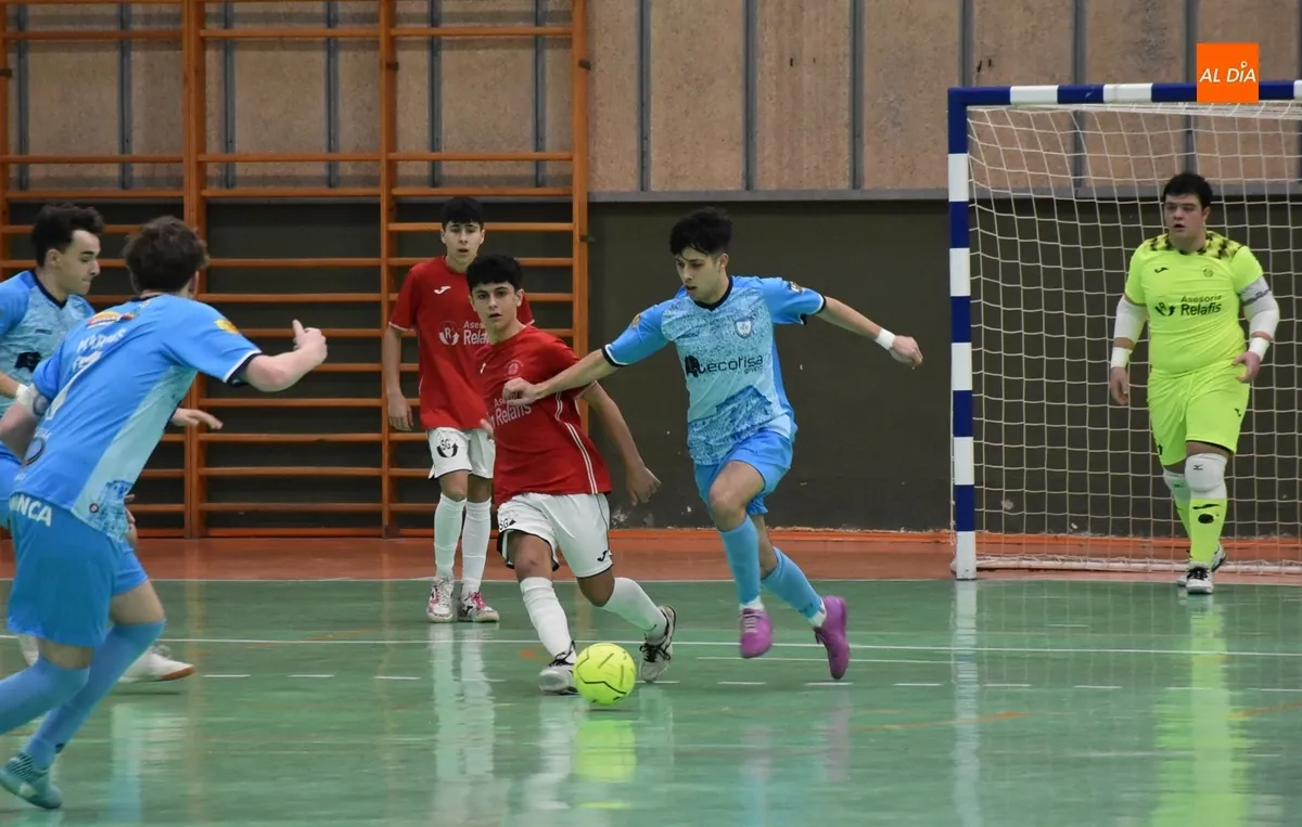 Foto 2 - El III Juvenil se reencuentra con la victoria en el vibrante e igualado derby ante el FS Salamanca