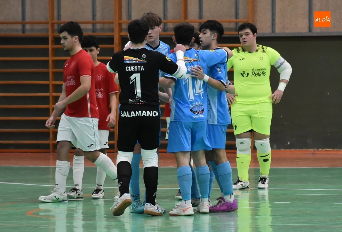 Foto 6 - El III Juvenil se reencuentra con la victoria en el vibrante e igualado derby ante el FS Salamanca