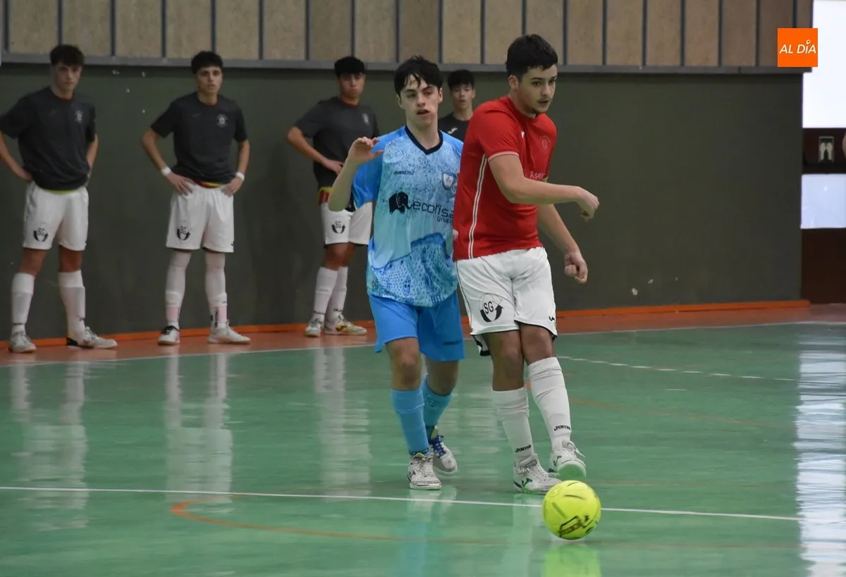 Foto 7 - El III Juvenil se reencuentra con la victoria en el vibrante e igualado derby ante el FS Salamanca