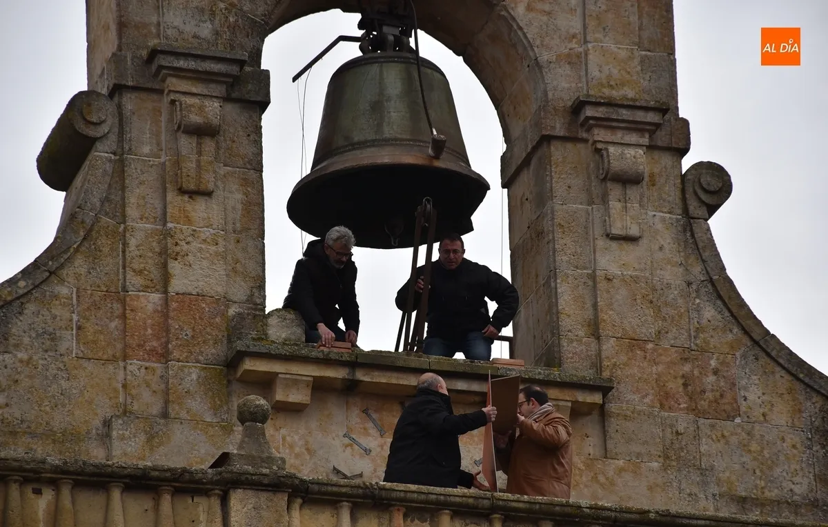 Foto 2 - Colocado bajo la campana un pa&ntilde;uelo farinato para simbolizar la cuenta atr&aacute;s hacia el Carnaval
