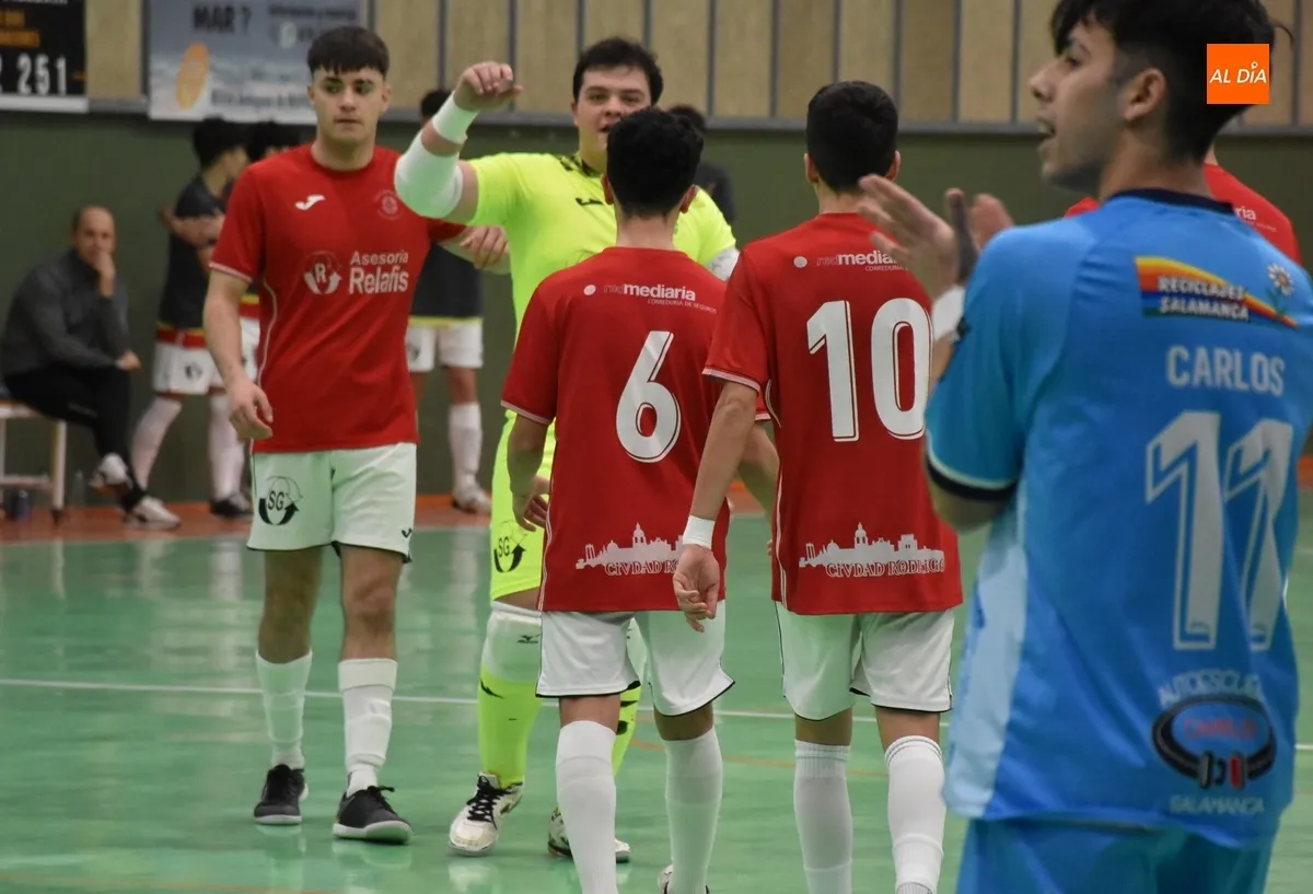 Foto 10 - El III Juvenil se reencuentra con la victoria en el vibrante e igualado derby ante el FS Salamanca