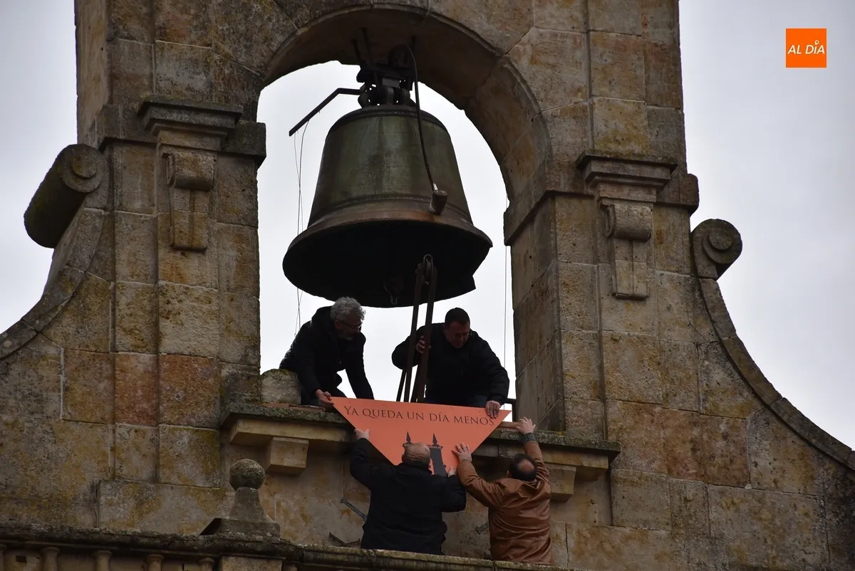 Foto 3 - Colocado bajo la campana un pa&ntilde;uelo farinato para simbolizar la cuenta atr&aacute;s hacia el Carnaval