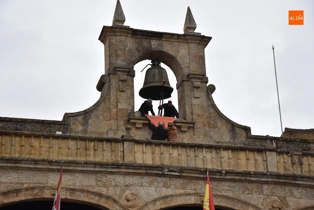 Foto 4 - Colocado bajo la campana un pa&ntilde;uelo farinato para simbolizar la cuenta atr&aacute;s hacia el Carnaval