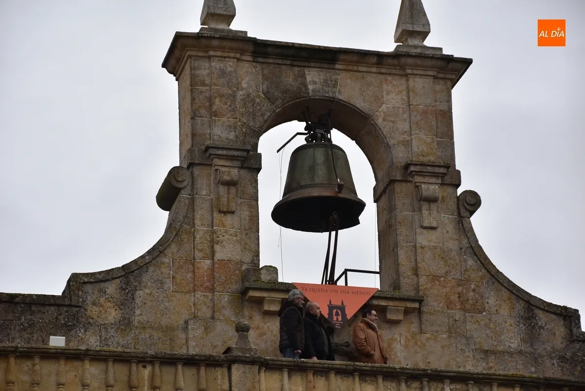 Foto 6 - Colocado bajo la campana un pa&ntilde;uelo farinato para simbolizar la cuenta atr&aacute;s hacia el Carnaval
