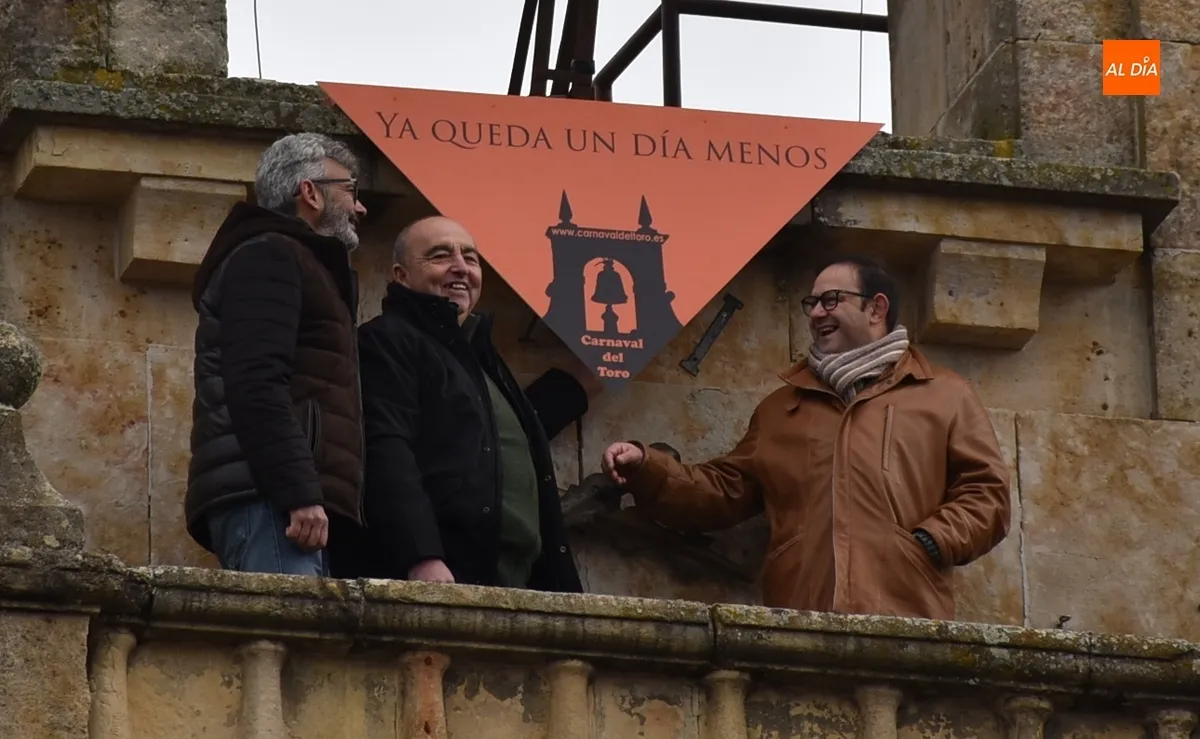 Foto 7 - Colocado bajo la campana un pa&ntilde;uelo farinato para simbolizar la cuenta atr&aacute;s hacia el Carnaval