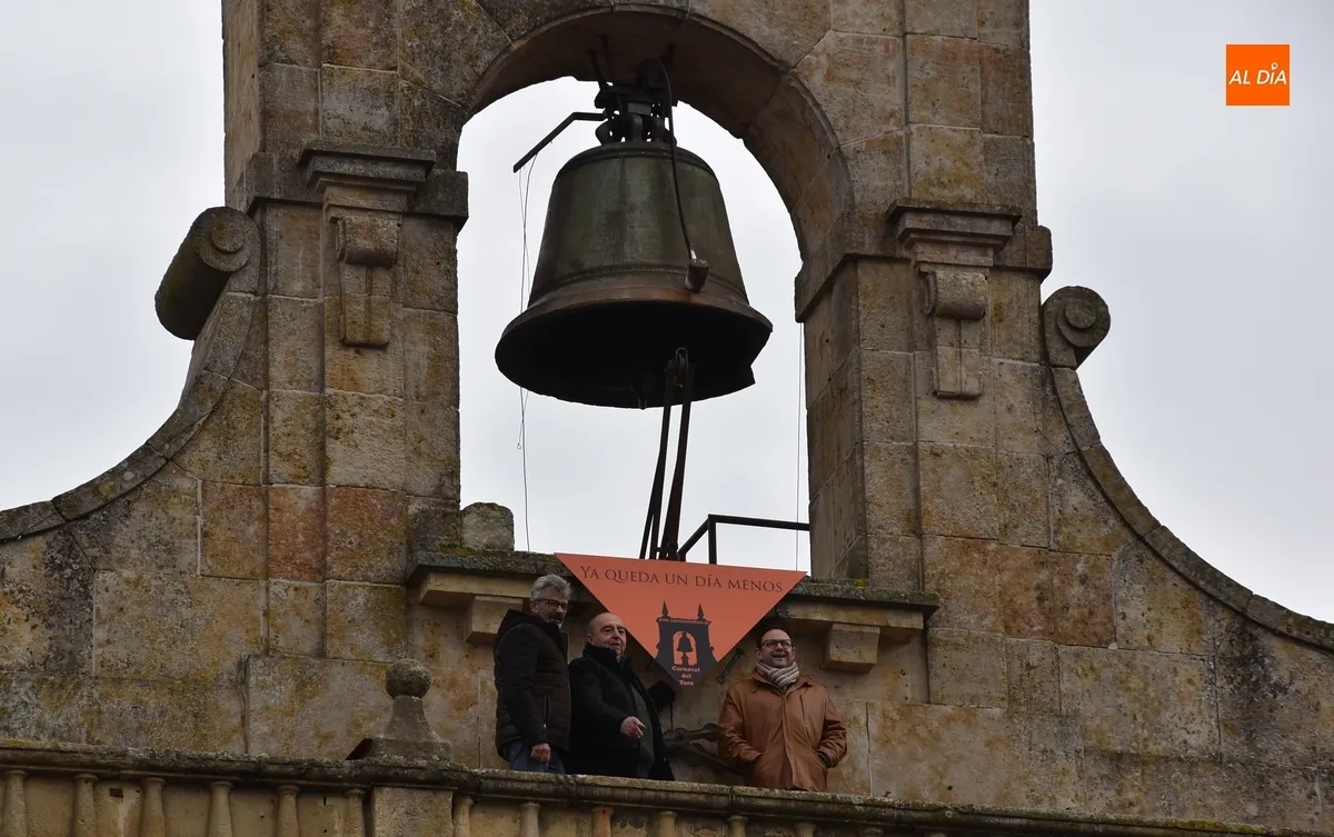 Foto 8 - Colocado bajo la campana un pa&ntilde;uelo farinato para simbolizar la cuenta atr&aacute;s hacia el Carnaval