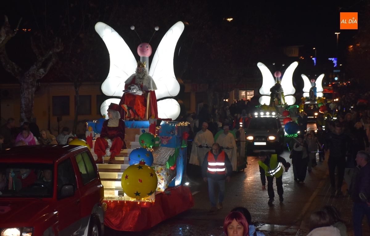 Los Reyes se calan en Ciudad Rodrigo pero logran alcanzar la Plaza Mayor junto a miles de personas