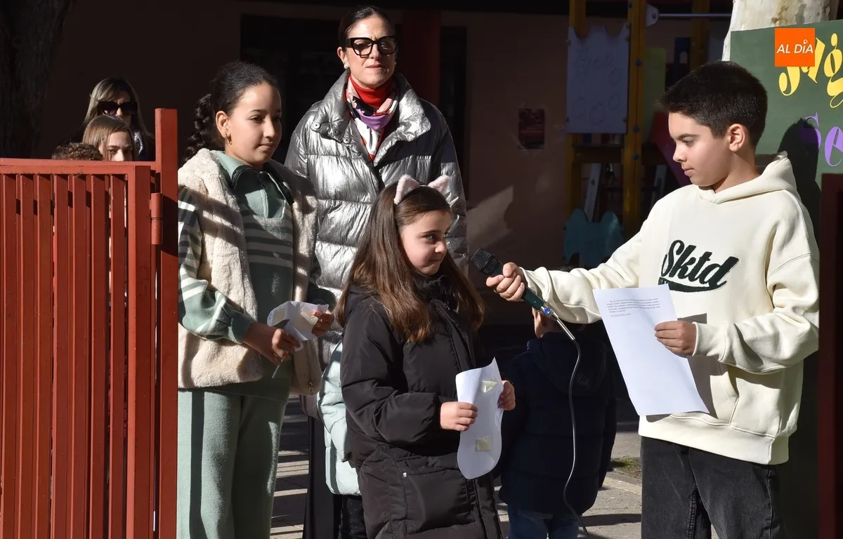 Foto 4 - El Colegio San Francisco &lsquo;siembra la paz&rsquo; mientras juega en su patio