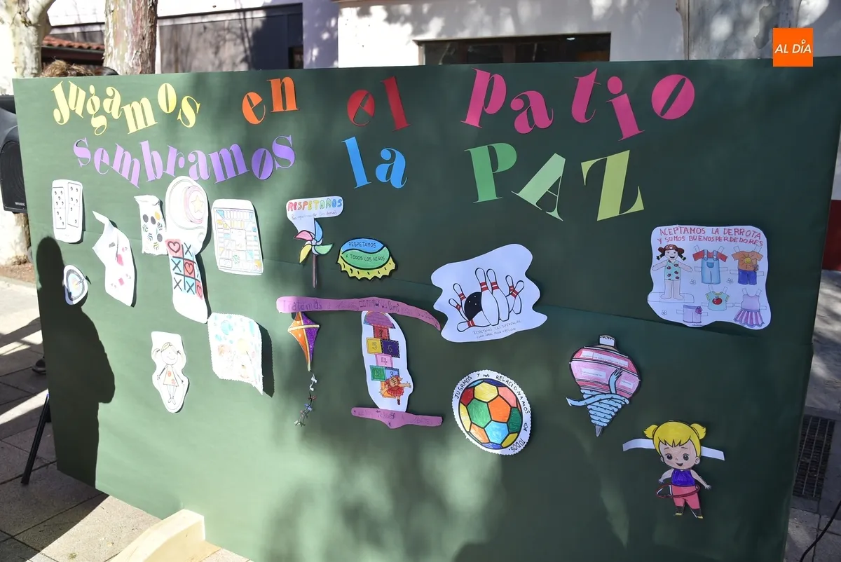 Foto 10 - El Colegio San Francisco &lsquo;siembra la paz&rsquo; mientras juega en su patio