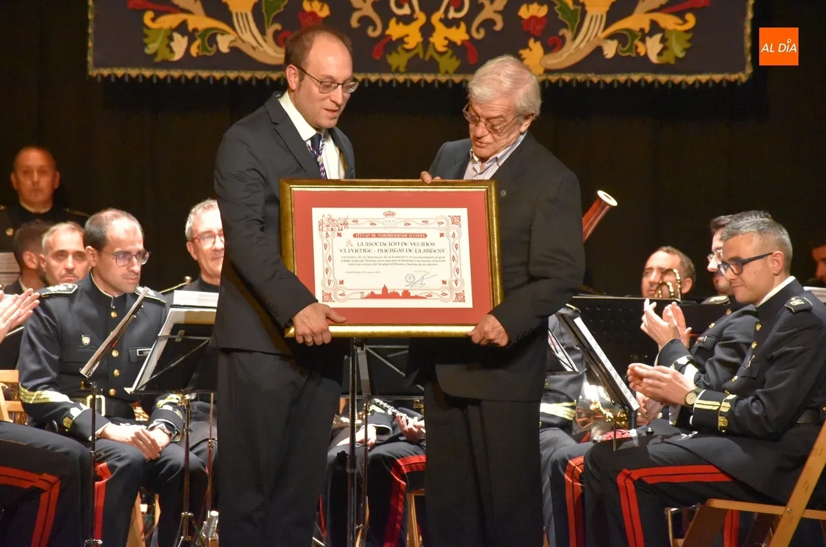 Foto 2 - Reconocidos como &lsquo;Mirobrigenses Ilustres&rsquo; la AVV de El Puente, Emilio Garc&iacute;a y Juan Luis P&eacute;rez