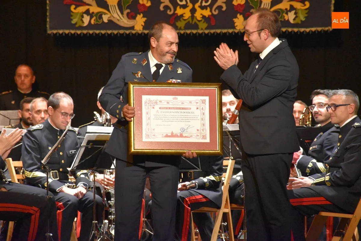 Foto 5 - Reconocidos como &lsquo;Mirobrigenses Ilustres&rsquo; la AVV de El Puente, Emilio Garc&iacute;a y Juan Luis P&eacute;rez