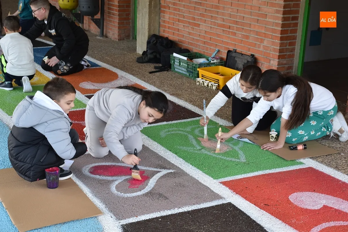 Foto 5 - Los alumnos de El Puente crean junto a Nadie una oca gigante llena de sabor charro y mirobrigense