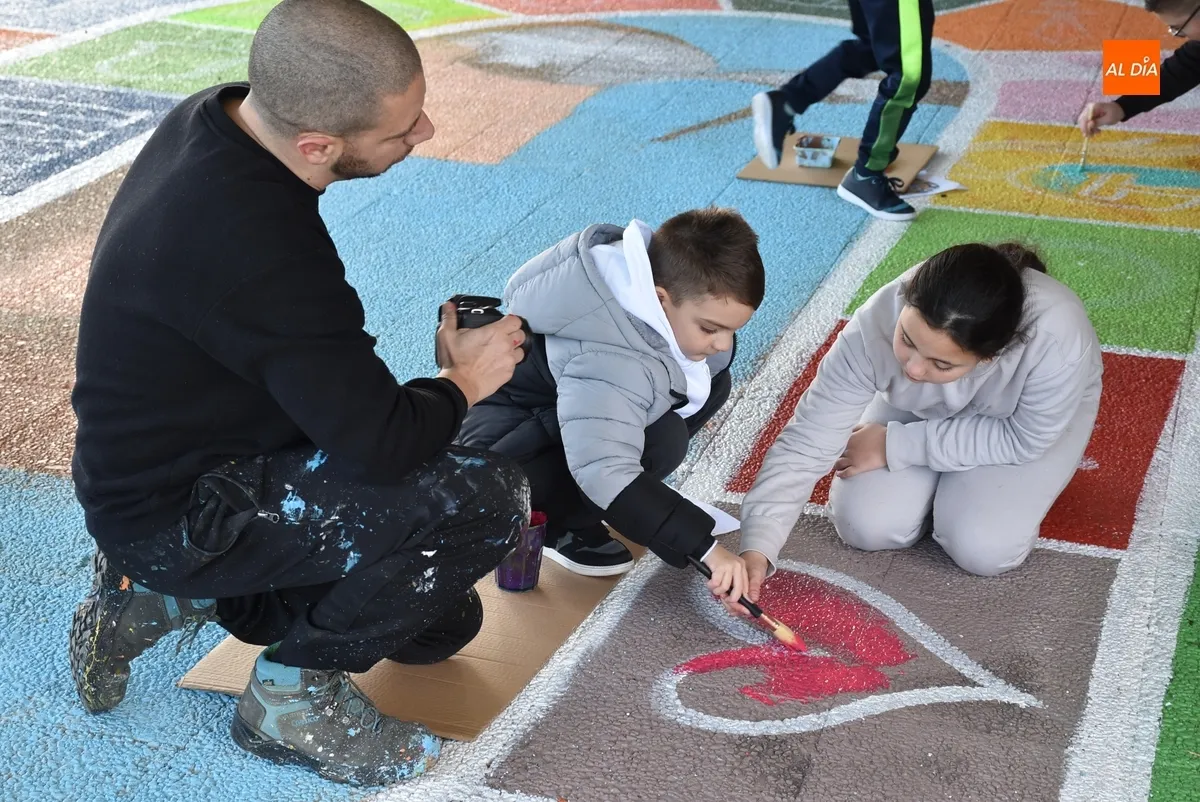 Foto 7 - Los alumnos de El Puente crean junto a Nadie una oca gigante llena de sabor charro y mirobrigense