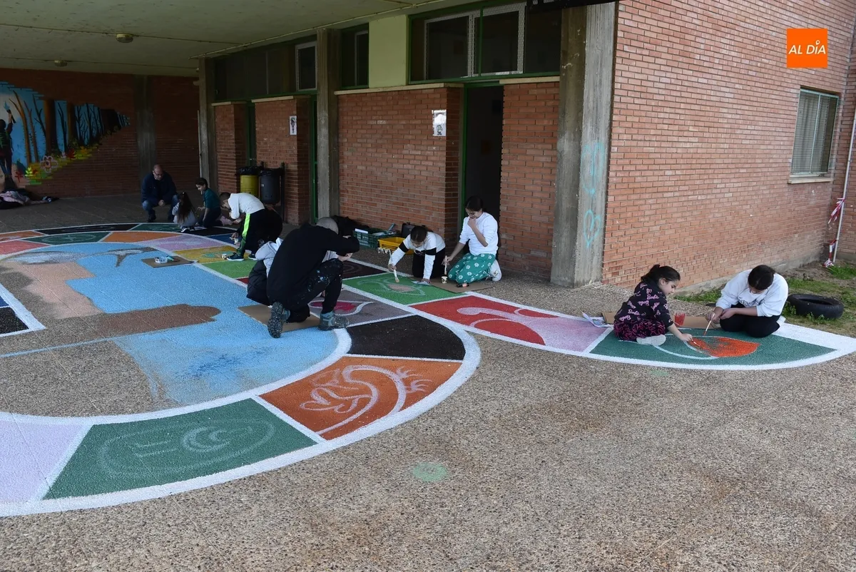 Foto 8 - Los alumnos de El Puente crean junto a Nadie una oca gigante llena de sabor charro y mirobrigense