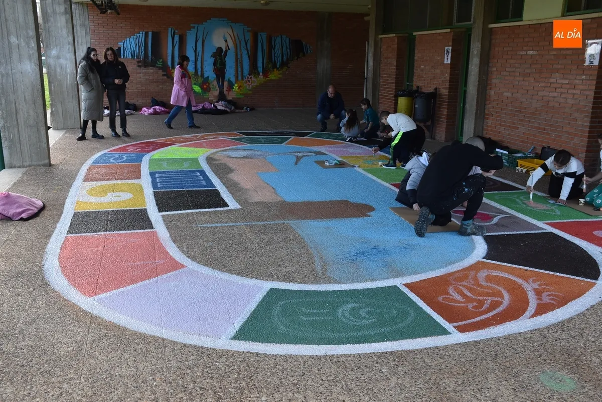Foto 9 - Los alumnos de El Puente crean junto a Nadie una oca gigante llena de sabor charro y mirobrigense
