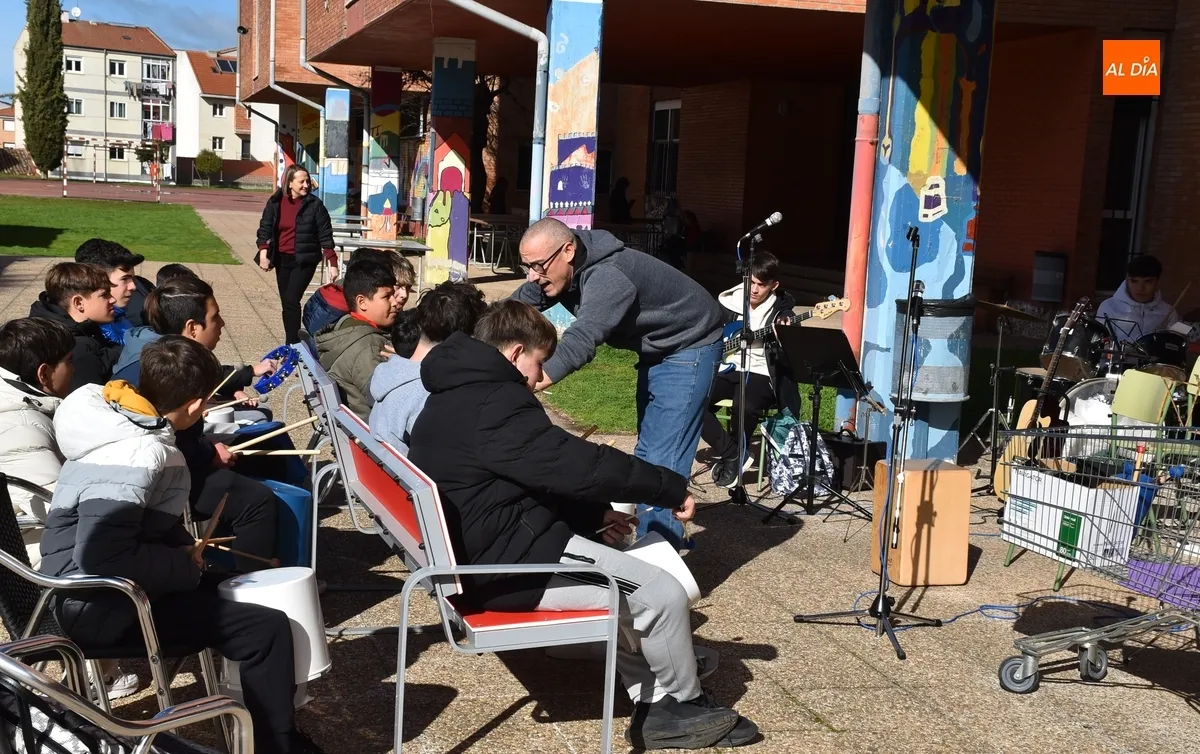 Foto 2 - El IES Fray Diego disfruta con m&uacute;sica en directo de su cl&aacute;sico D&iacute;a de la Convivencia